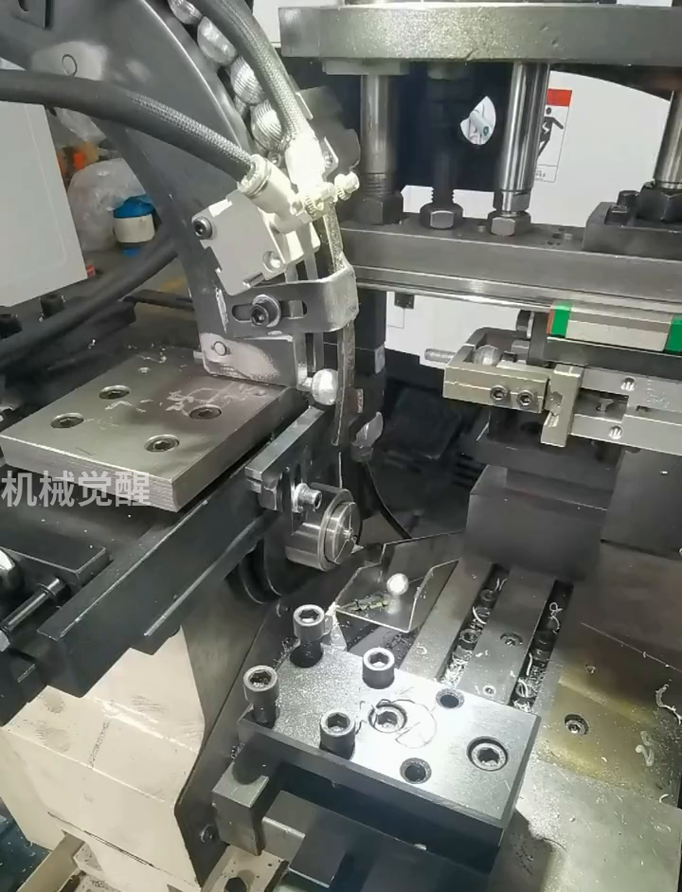 機(jī)械手臂來上下料,自動(dòng)車床配上振動(dòng)盤,車球頭加工更高效